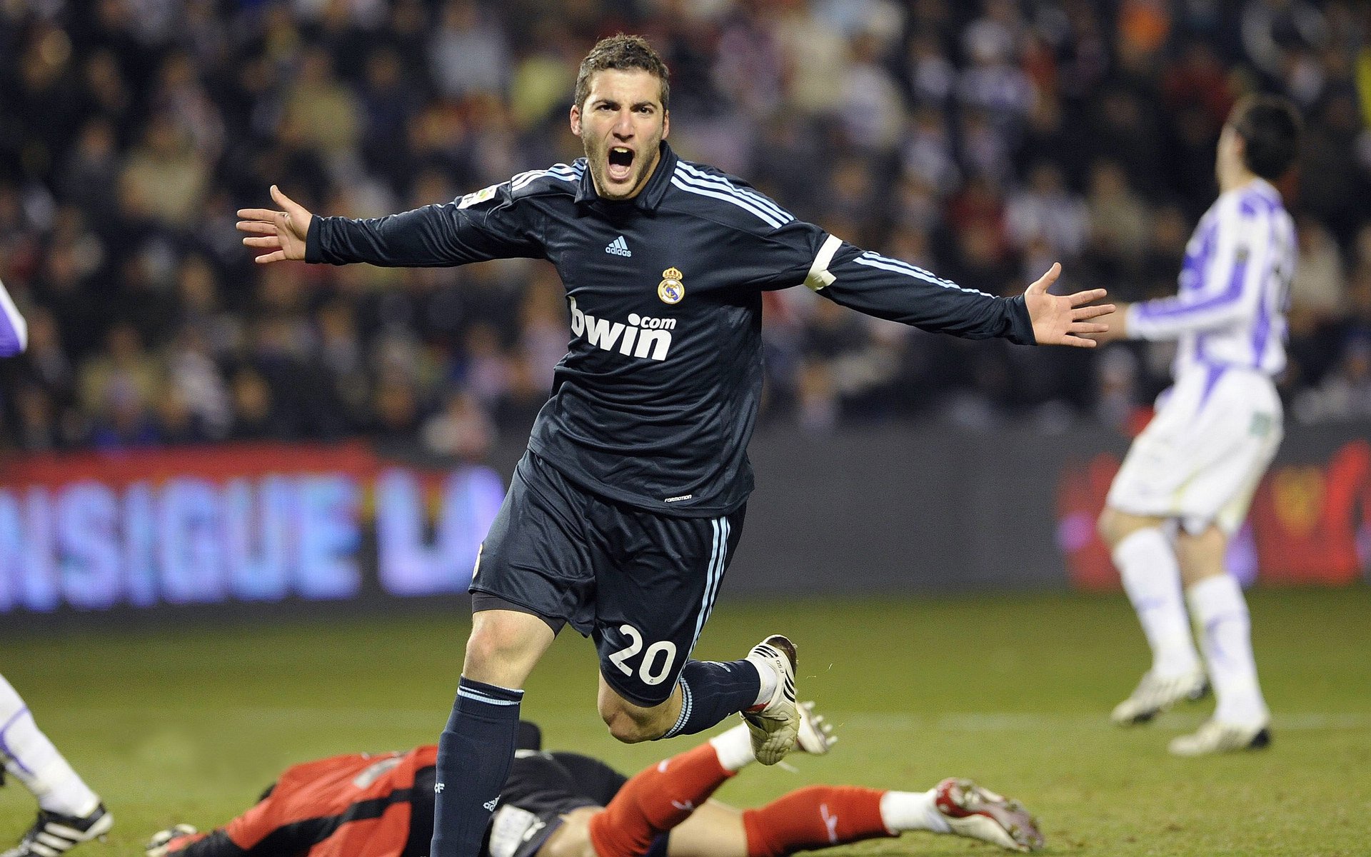 巴萨18岁超新星亚马尔入选FIFPRO最佳11，创史上最年轻纪录，巴萨年轻化